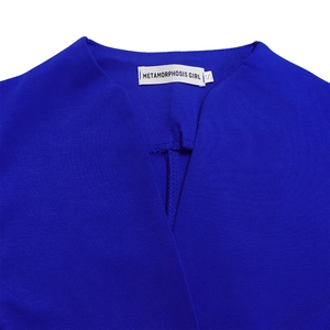 Détail de l'encolure en V bleu marine avec texture côtelée et étiquette de taille S