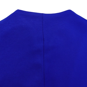Gros plan détaillé sur la texture du tricot bleu roi et les coutures de la robe longue