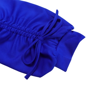 Détail de la robe bleu roi avec tissu smocké et cordon de serrage avec nœud