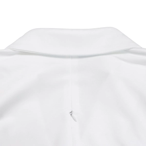 Detailansicht des eleganten Reverskragen und unsichtbaren Reißverschlusses am weißen Kleid