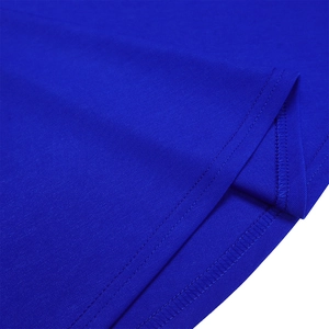 Détail de l'ourlet à double couture et de la surjeteuse sur la robe bleue à col en V