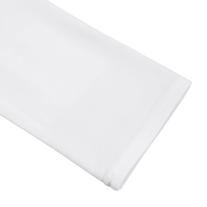Detailaufnahme der weißen Ärmelmanschette aus feinem Strickstoff mit sauberen Nähten