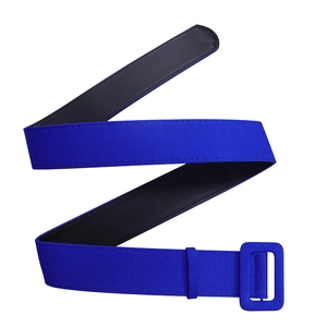 Détail d'une large ceinture en tissu bleu roi avec boucle pour robe africaine élégante