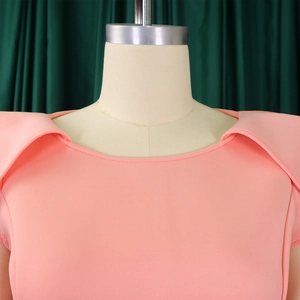 Détail de la robe rose à col rond avec épaulettes structurées et coupe épurée