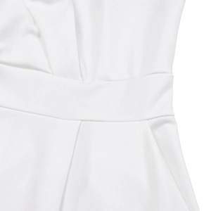 Detailansicht der weißen Maxikleid-Taille mit geripptem Stoff und sauberen Nähten im Fokus