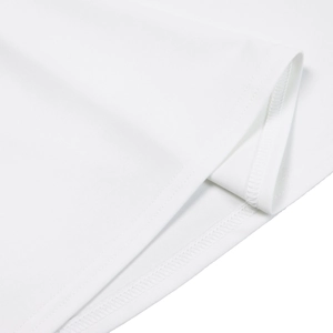 Detailaufnahme der Doppelnaht am Saum und des weißen Premium-Stoffs beim A-Linien-Kleid