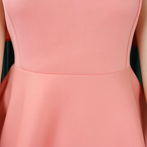 Gros plan détaillé de la taille d'une robe rose avec jupe plissée et coutures précises