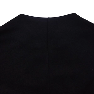 Gros plan sur les coutures et la texture du tissu noir au niveau de l'encolure