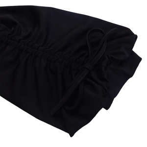 Détail de la robe noire élégante avec cordon de serrage et finitions plissées délicates
