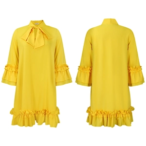 Vista fronte e retro di un abito corto giallo in chiffon con balze e fiocco sul collo