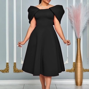 Détail des manches cape dénudées d'une robe de soirée noire élégante