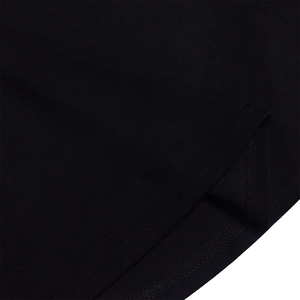 Gros plan détaillé montrant la double couture professionnelle sur l'ourlet de la robe noire
