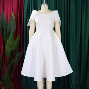 Détail d'une robe de soirée blanche évasée avec manches cape sur un mannequin de mode
