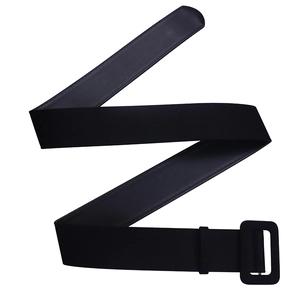 Détail d'une large ceinture noire en tissu avec boucle carrée pour cintrer les robes