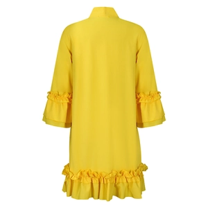 Vista posteriore dell'abito in chiffon giallo con orlo e polsini a balze a strati