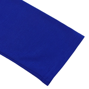 Detail der marineblauen Strickmanschette mit sauberer Doppelnaht und Rippenstruktur