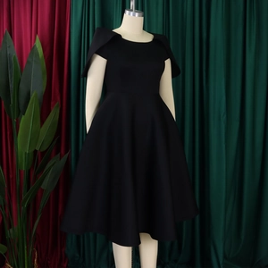 Détail de la robe noire élégante style Audrey Hepburn avec manches cape et ourlet évasé