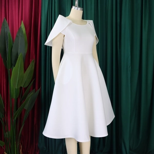 Vue détaillée d'une robe blanche sans manches avec épaule cape et coupe trapèze évasée