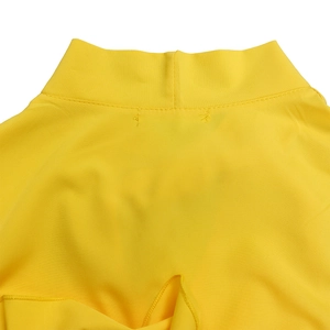 Dettaglio delle cuciture del collo e trama a maglia dell'abito giallo a balze