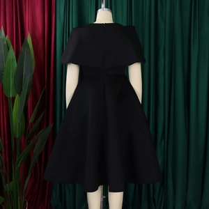 Robe de soirée trapèze noire avec cape sur les épaules et fermeture éclair arrière invisible