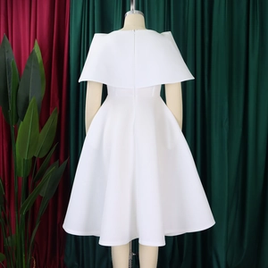 Vue arrière d'une robe cape blanche élégante avec taille haute et fermeture éclair invisible