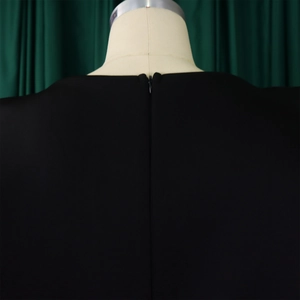 Détail de la fermeture éclair invisible au dos de l'élégante robe de soirée noire