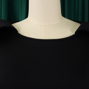 Gros plan de l'encolure élégante de la robe noire sur un mannequin avec texture de tissu