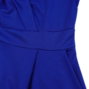 Detailansicht der königsblauen Taillenfalte und des hochwertigen Stoffes am Kleid