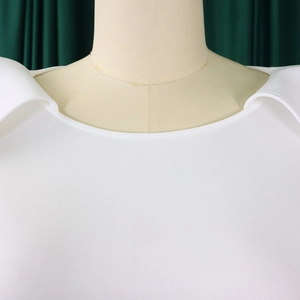 Gros plan d'une robe de soirée blanche à épaules dénudées avec col à revers élégant
