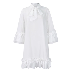Dettaglio dell'abito in chiffon bianco con scollo a fiocco e polsini con volant raffinati