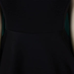 Détail macro de la couture de taille et de la texture du tissu d'une robe de soirée noire