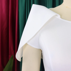 Détail de la couture d'épaule structurée sur une robe de soirée blanche élégante