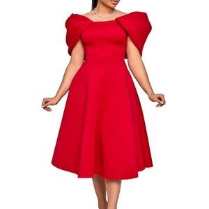 Détails d'une élégante robe cocktail rouge épaules dénudées avec manches bouffantes