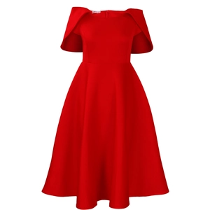 Détail de la robe de soirée rouge à manches cape avec taille ajustée et jupe plissée en A