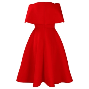 Vue arrière d'une robe midi rouge à épaules dénudées avec col cape et fermeture éclair cachée
