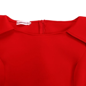 Détail de la robe rouge à col carré avec fermeture éclair invisible et étiquette de la marque