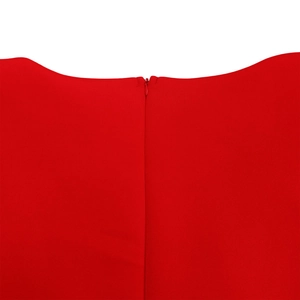 Gros plan d'une fermeture éclair invisible sur une robe de soirée rouge sophistiquée