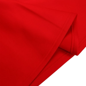 Vue macro des doubles coutures et de l'ourlet surjeté sur le tissu robe rouge vif