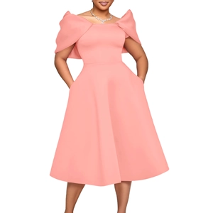 Détail de la robe rose corail à épaules dénudées avec manches à volants et poches