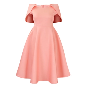 Détail d'une robe rose évasée avec encolure cape chic et fermeture éclair au dos