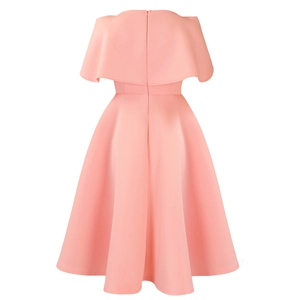 Détail du dos d'une robe de soirée rose à épaules dénudées avec cape et silhouette en ligne A