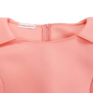 Détail de l'encolure d'une robe rose avec fermeture éclair invisible et étiquette M