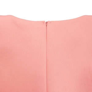 Détail de la robe rose montrant l'encolure dos avec une fermeture éclair invisible