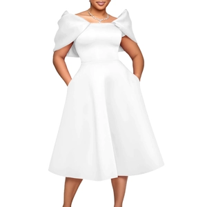 Détail de robe midi blanche à épaules dénudées avec manches nœuds et poches latérales