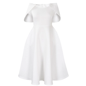 Détail de la robe blanche élégante sans manches avec cape d'épaule et taille ligne A