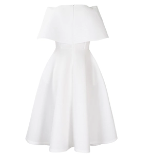 Vue arrière d'une robe trapèze blanche élégante avec col cape et fermeture éclair