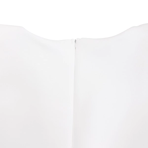 Détail de la robe de soirée blanche montrant l'encolure dos et la fermeture éclair invisible