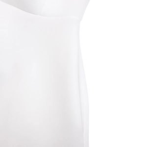 Détail d'une robe blanche élégante montrant la couture latérale et la texture du tissu