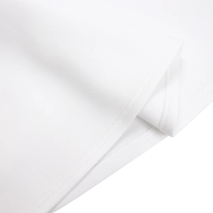 Vue macro des coutures renforcées à double aiguille sur le tissu blanc de la robe