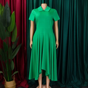 Détail d'une robe longue vert vif à manches courtes avec col à revers et ourlet irrégulier